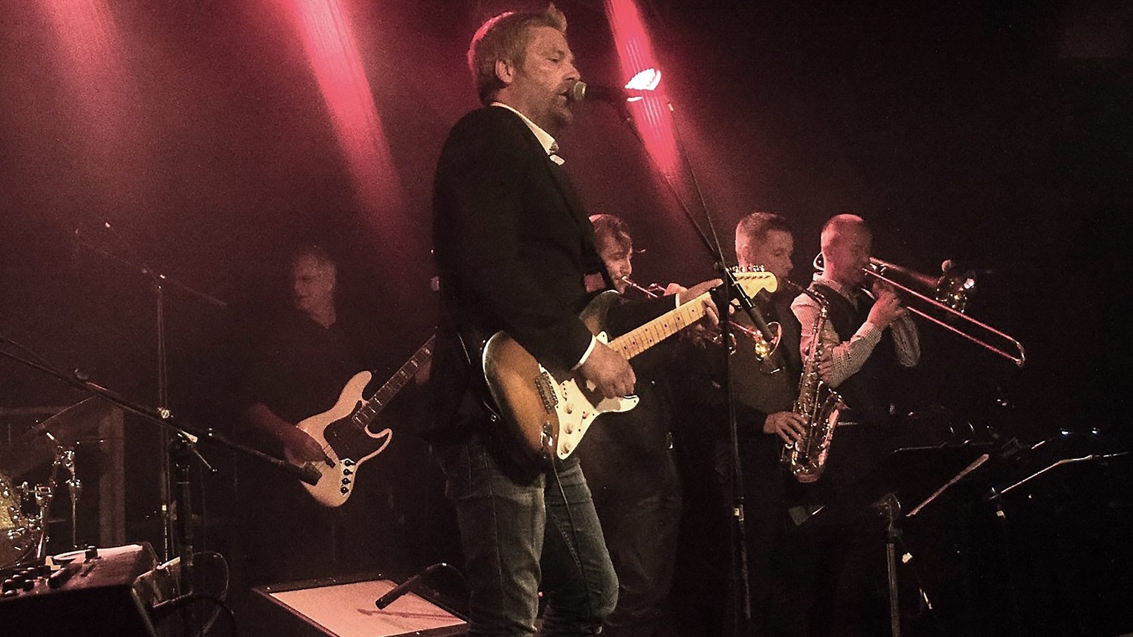 On Q, med Henrik Henriksson på sång och gitarr, agerar både husband och kör ett eget set under Soul Night, den 13 februari. Foto: Sofie Ward