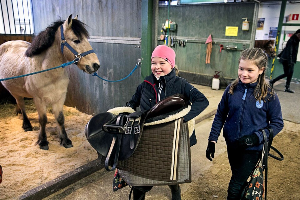 Fredrika Håkansson, nio år, och Elvina Eklund, tio år, rider i samma grupp. Just den här tisdagen får de ponnyerna Aristocat och Hindi.
