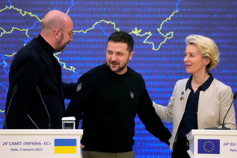 EU:s rådsordförande Charles Michel, Ukrainas president Volodymyr Zelenskyj och EU-kommissionens ordförande Ursula von der Leyen på presskonferensen efter toppmötet i Kiev.