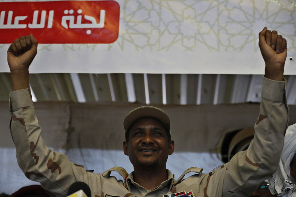 General Mohamed Hamdan Dagalo, militärjuntans näst högste ledare och chef för den ökända paramilitära styrkan RSF, under ett tal till anhängare i Khartum på tisdagen.