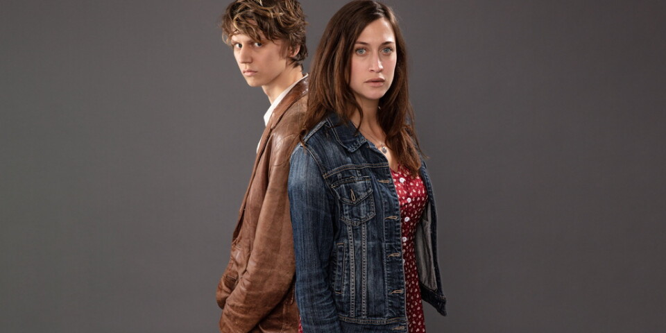 Erik Enge och Julia Ragnarsson har de stora rollerna i "Slutet på sommaren". Pressbild.