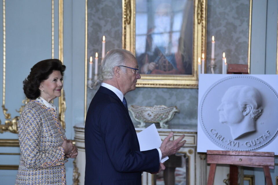 Riksdagen och regeringen uppmärksammade kungens 75-årsdag med en porträttmedaljong i gips av konungen som ska hänga i riksdagshuset.