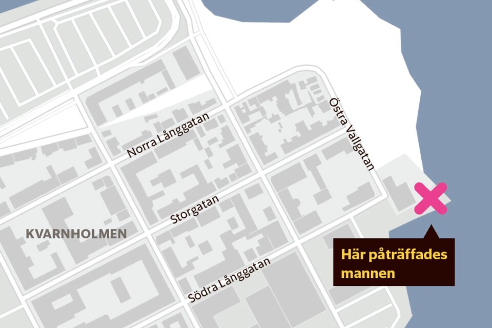 Den skjutne mannen påträffades vid ett hus strax söder om Kattrumpans badplats på Kvarnholmen i Kalmar.