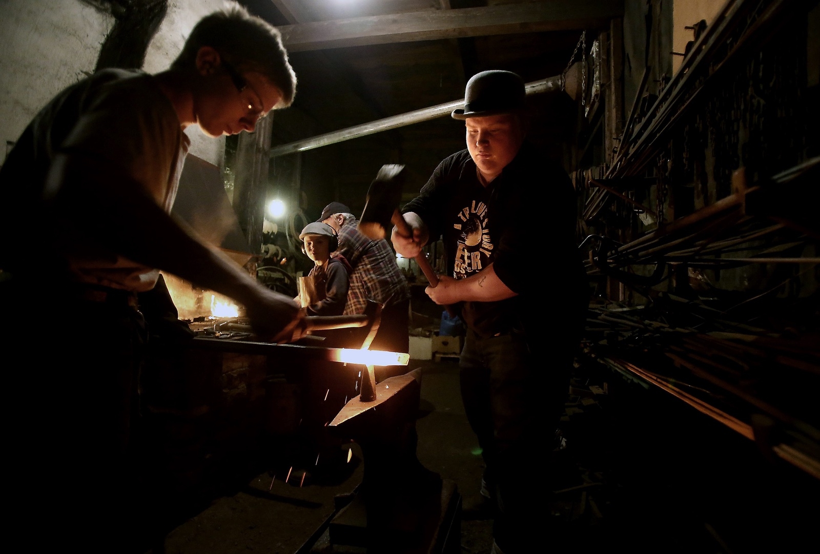 Hampus Nilsson och Simon Abrahamsson arbetar tillsammans med den glödande metallen. Foto: Stefan Sandström.