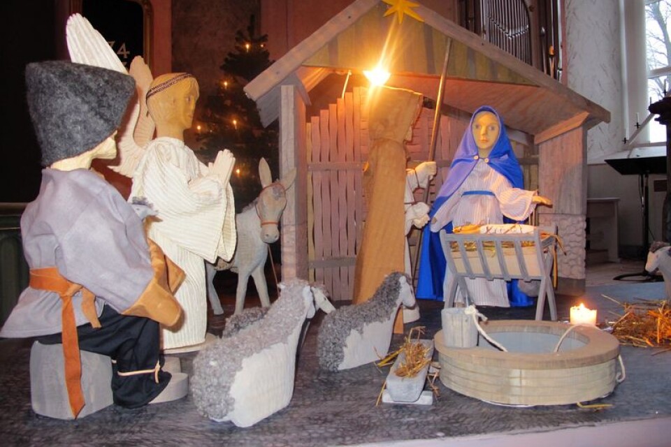 Julkrubba i Ålems kyrka. I centrum en familj som sedan flydde till Egypten som flyktingar för att undkomma blodig förföljelse av kung Herodes soldater.