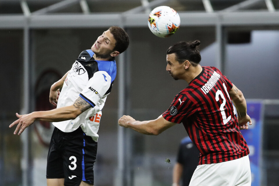 Zlatan Ibrahimovic, här i en nickduell med Atalantas Mattia Caldara, blev mållös i 1–1-mötet på San Siro.