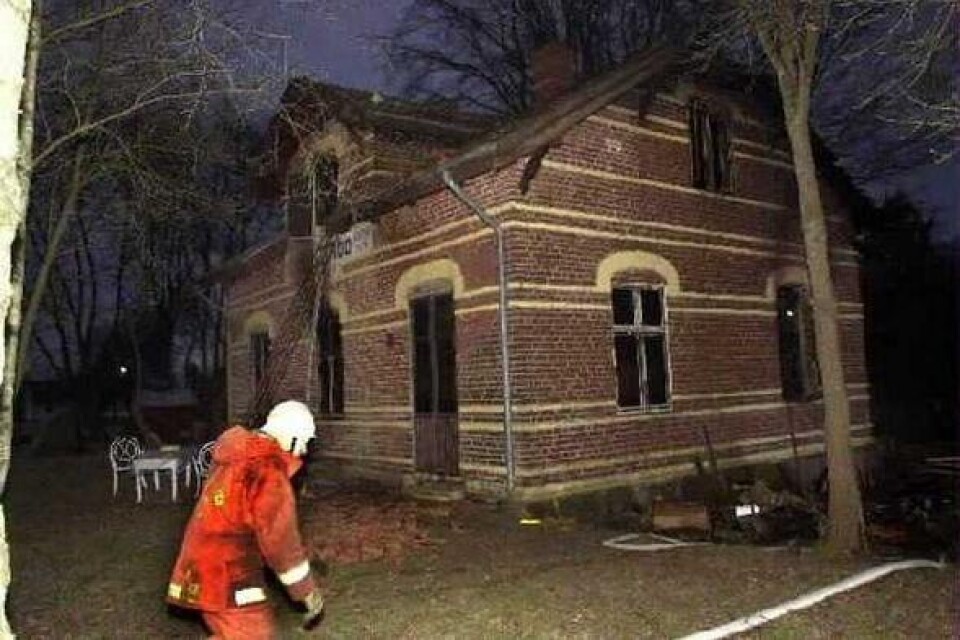 En brand totalförstörde det gamla stationshuset i Linderöd natten till torsdagen. Eftersläckning pågick in på förmiddagen.