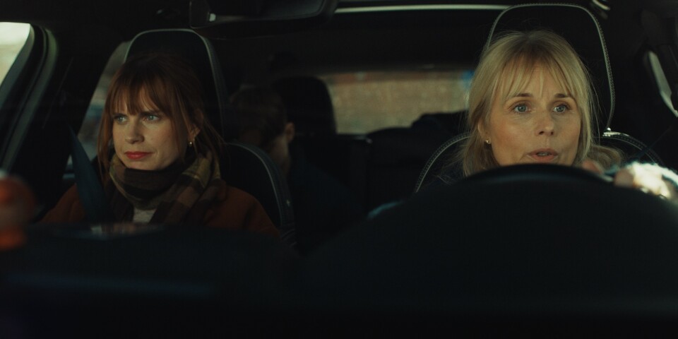 Systrarna Alva (Celie Sparre) och Ellen (Helena af Sandeberg) står varandra nära, men befinner sig i olika skeenden i livet.