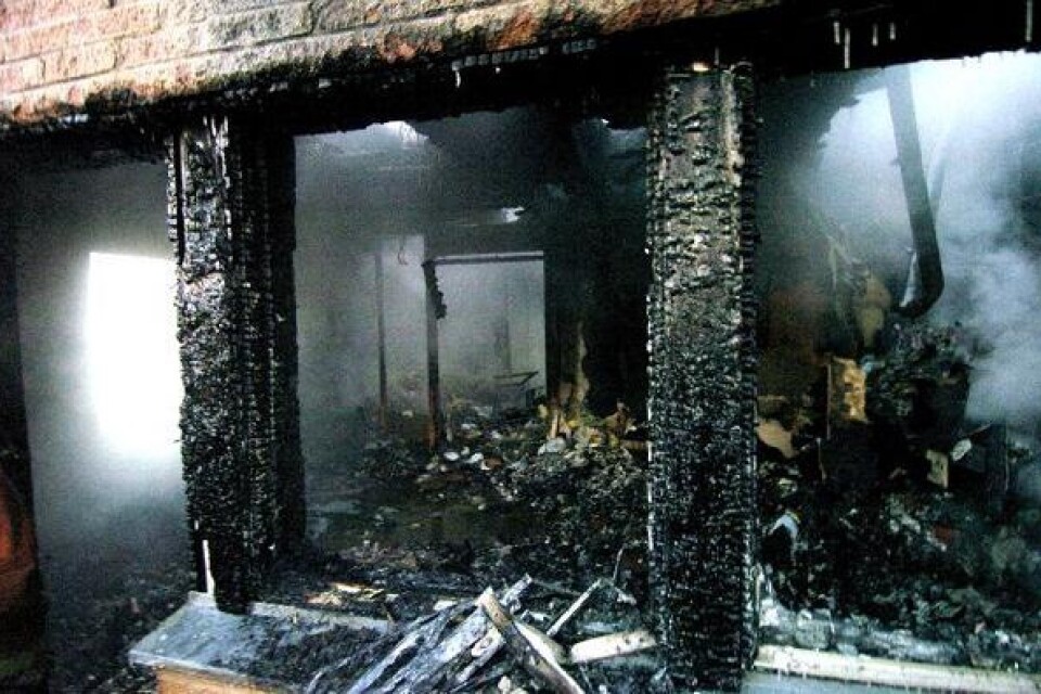 Det fanns risk för att branden skulle sprida sig, men man lyckades begränsa den till den drabbade lägenheten.