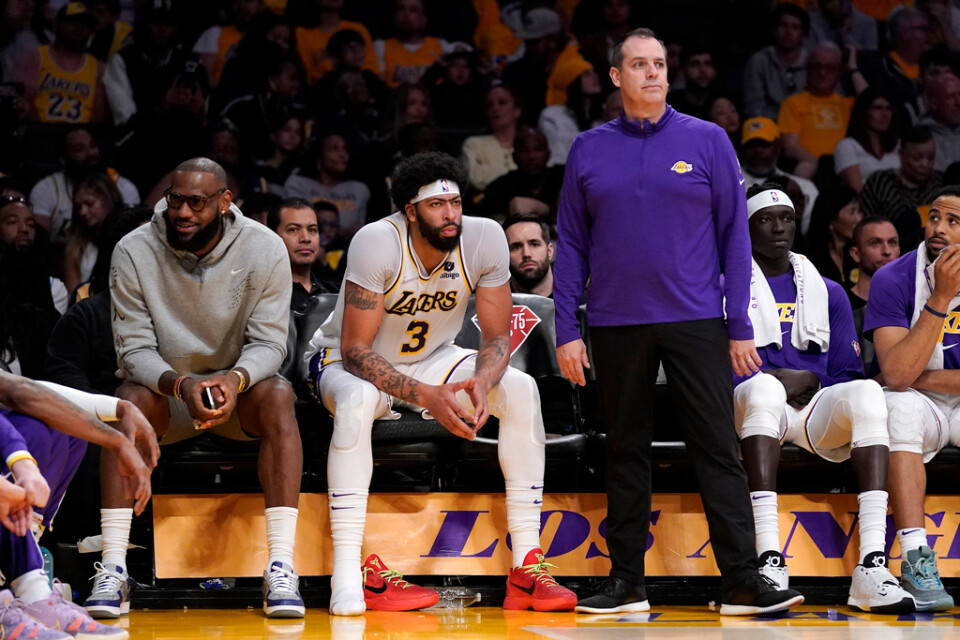 Los Angeles Lakers LeBron James, Anthony Davis och coachen Frank Vogel. Nu är det klart att det inte blir något slutspel för NBA-laget.