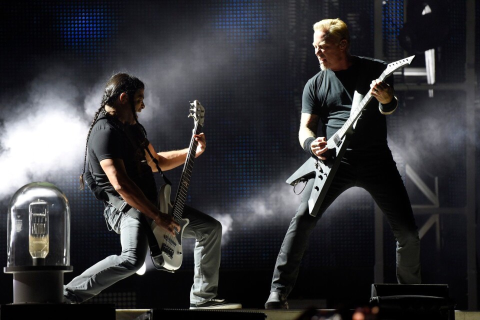 Robert Trujillo på scen med James Hetfield. Metallicas pågående världsturné sträcker sig åtminstone fram till mars nästa år.