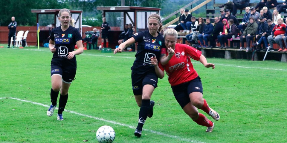 Åsarp-Trädet/Redväg (i blått) vann med 3–0 mot Levene-Skogslund och har fått en bra start på serien.