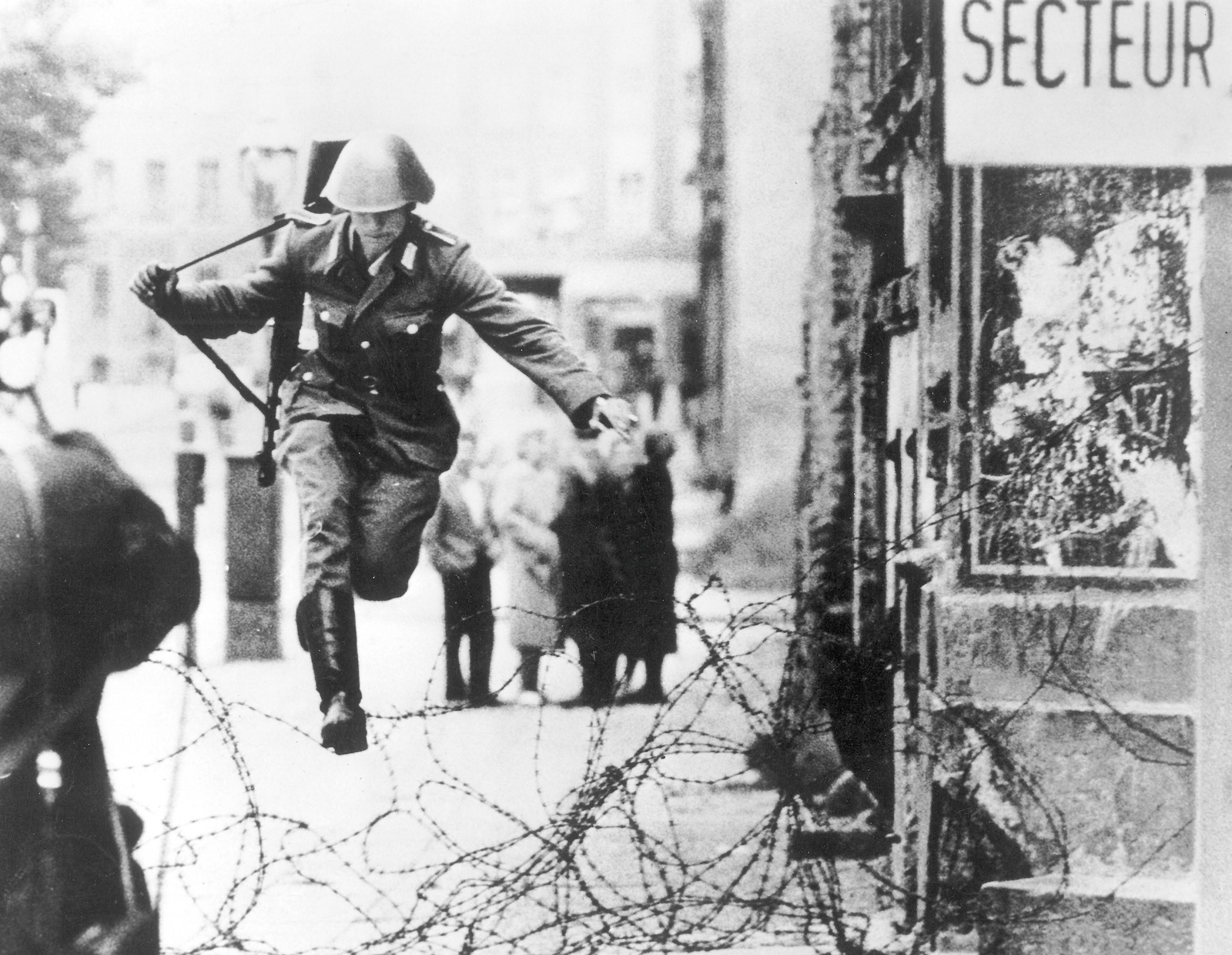 DDR bröt ständigt mot de mänskliga rättigheterna. Enligt DDR:s lagar var flyktingar kriminella. En olaglig gränsövergång gav gränsposteringen rätt att skjuta och döda.  Foto: Reportagebild/TT/ARKIV