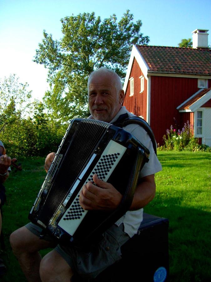 Ljuv musik vid slåttergillet runt Götseredstugan. Foto: Maths Kärrstedt, Sandhult.