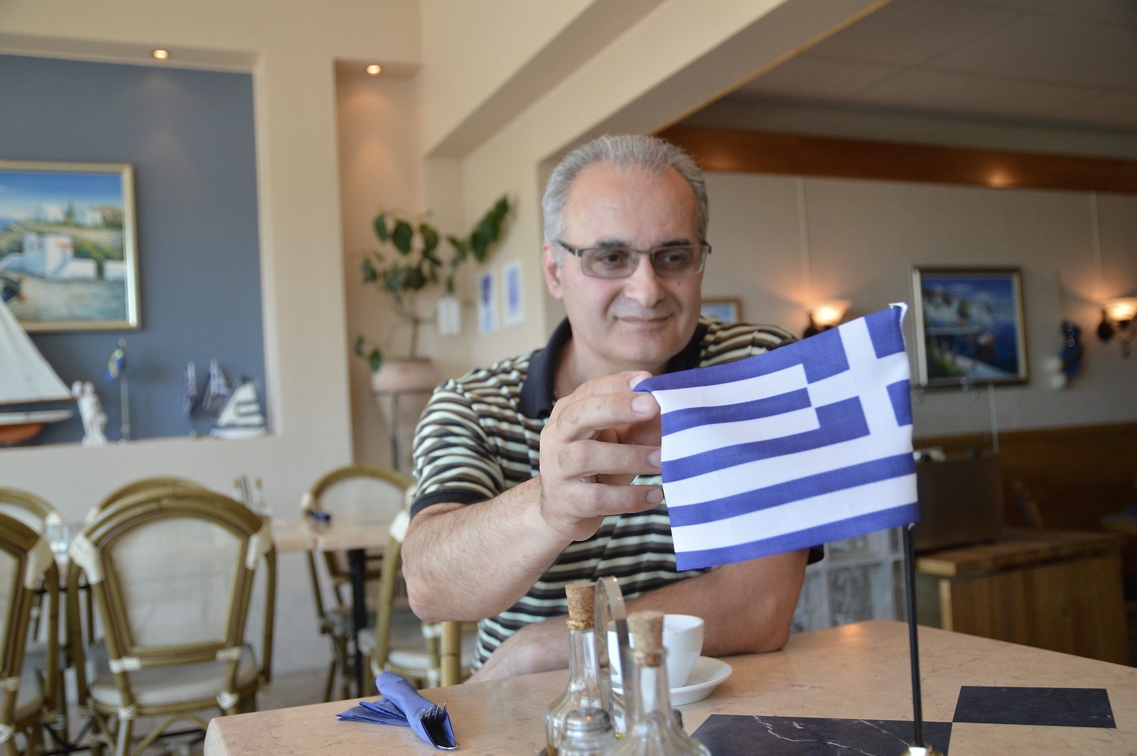 Georgios Dalakas, här i sin restaurang på Gammelgården, tror inte att söndagens folkomröstning ska ge någon lindrig för de vanliga människorna.