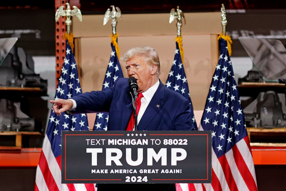 Donald Trump under sitt tal vid valmötet i Michigan.