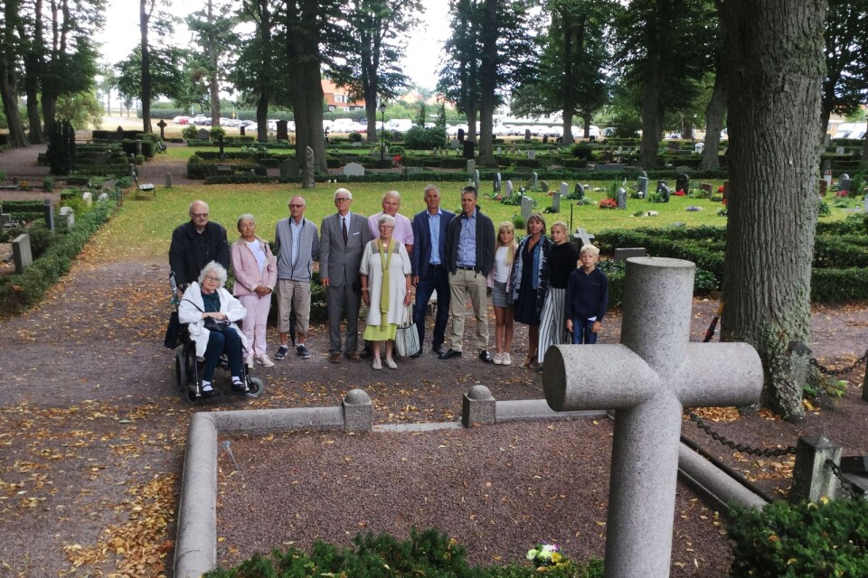 Axel och Hilda Åhmans ättlingar besökte bland annat familjegraven och lade blommor på Axel och Hilda Åhmans grav.