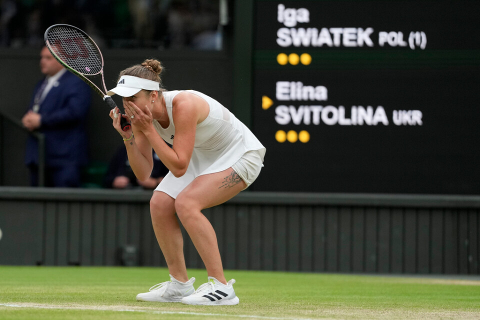 Ukrainskan Elina Svitolina slog ut polska världsettan Iga Swiatek i Wimbledon-kvartsfinalen.