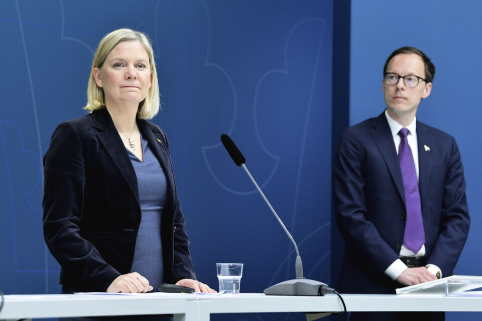 Finansminister Magdalena Andersson (S) och Mats Persson ekonomiskpolitisk talesperson för Liberalerna. presenterar ett nytt krispaket för företag.