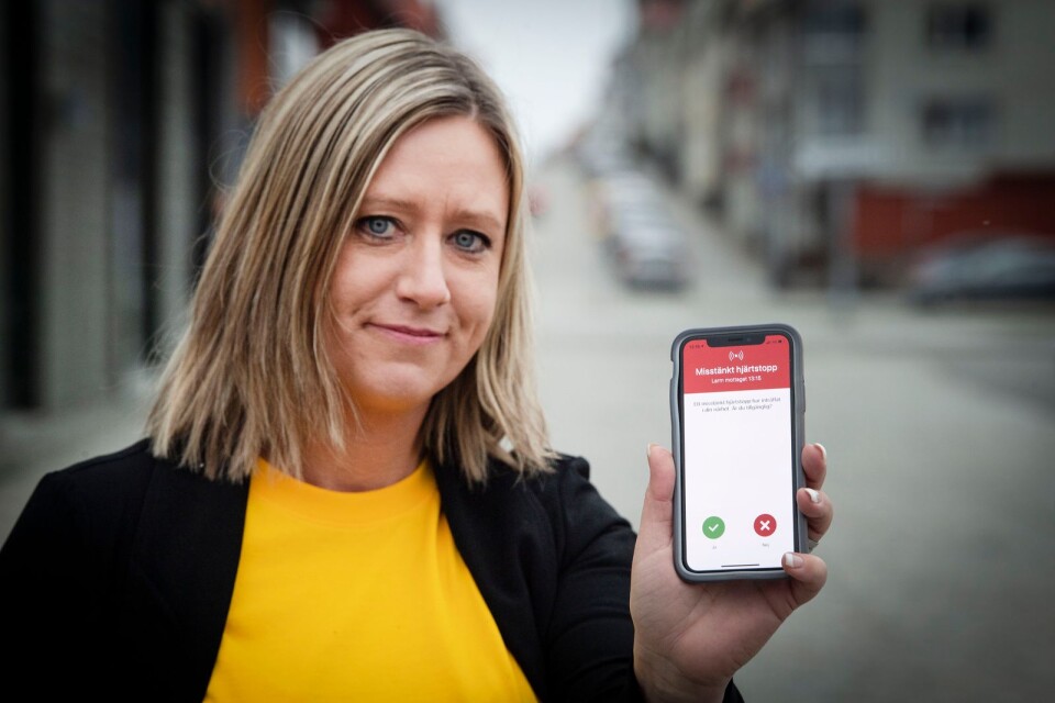 När ett hjärtstopp sker får de registrerade användarna ett meddelande i telefonen med instruktioner om hur de ska agera. Jessica Holmström, från Karlshamn, är marknadschef på företaget bakom appen SMSlivräddare.