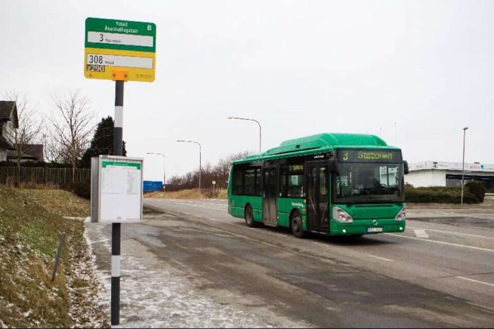 Monica Reer har reagerat på placeringen av busshållsplatsen vid Malmövägen. foto: mark hanlon