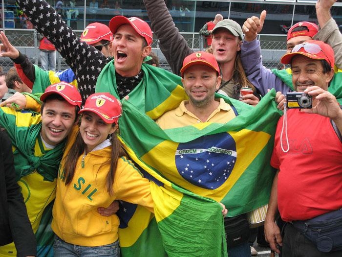 Formel 1 är en sport som intresserar människor från hela världen. Här glada supportrar från Brasilien.