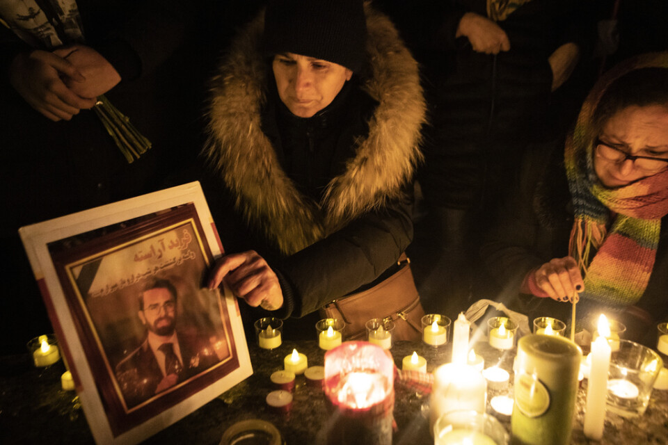 Ett foto på ett av offren placeras ut vid en minnesceremoni i Toronto, Kanada i januari 2020. Nu dömer en kanadensisk domstol Iran till mångmiljonskadestånd. Arkivbild