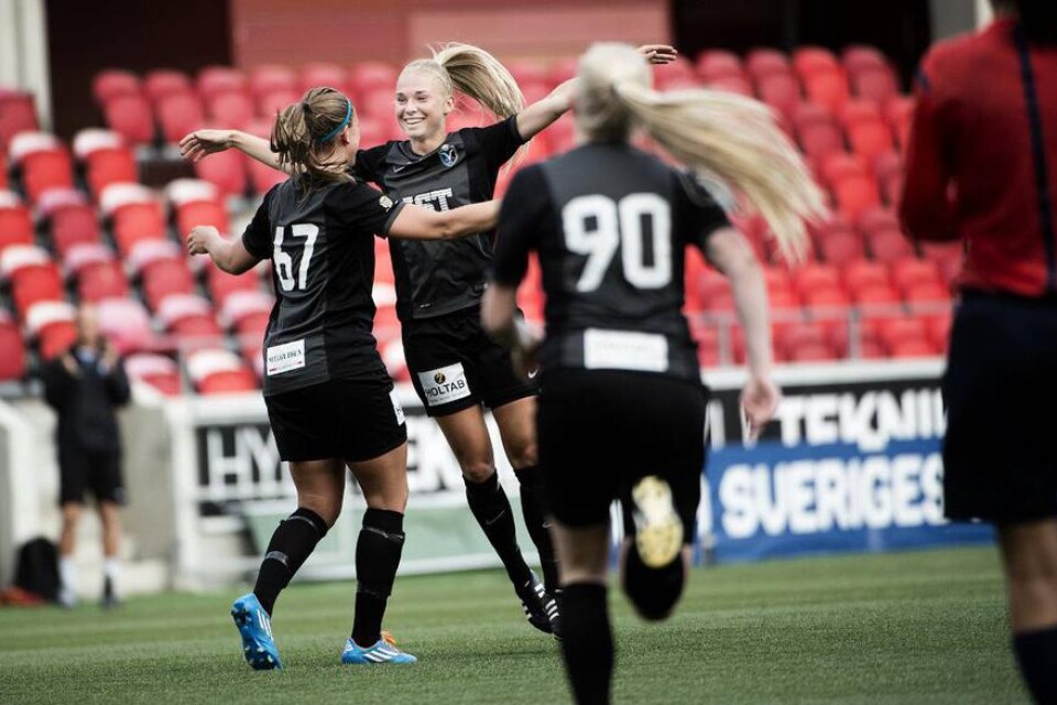 LYFTETNellie Ohlsson gör succé som central mittfältare i Växjö DFF. Här jublar hon efter sitt tidiga 1?0-mål mot Tinnis.