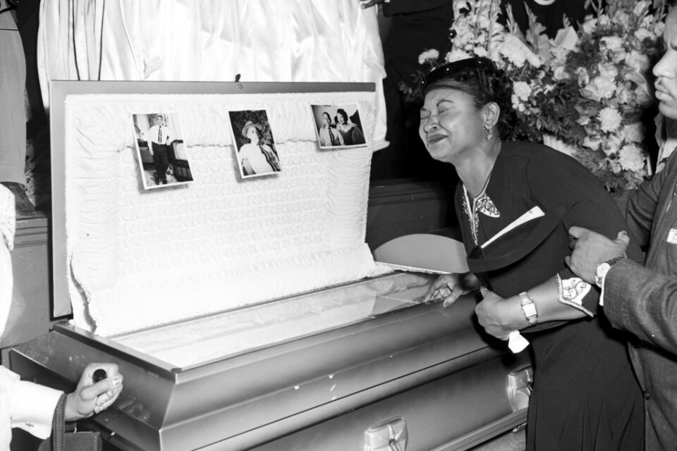 Emmett Tills mamma Mamie Till vid sin sons kista under begravningen i Chicago i september 1955.