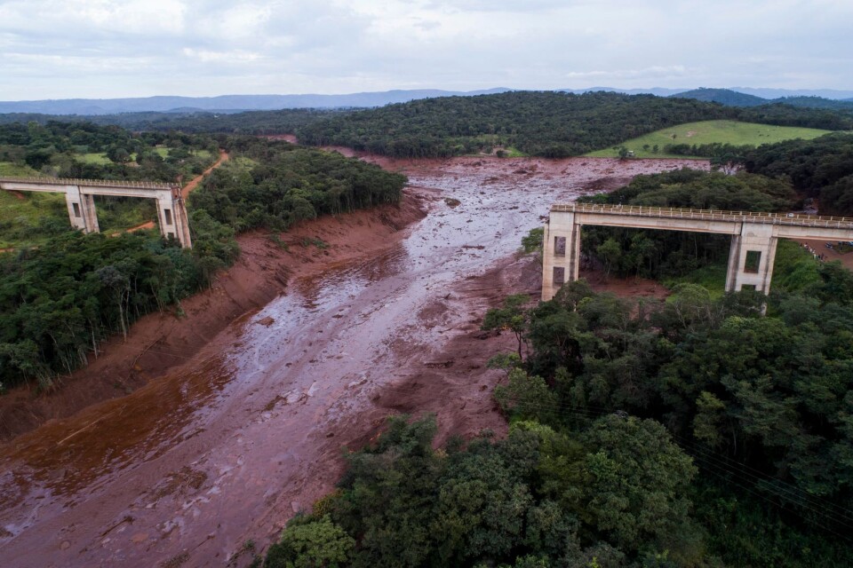 En flygbild visar en bro som rasat i samband med att en damm kollapsat nära Brumadinho i Brasilien.