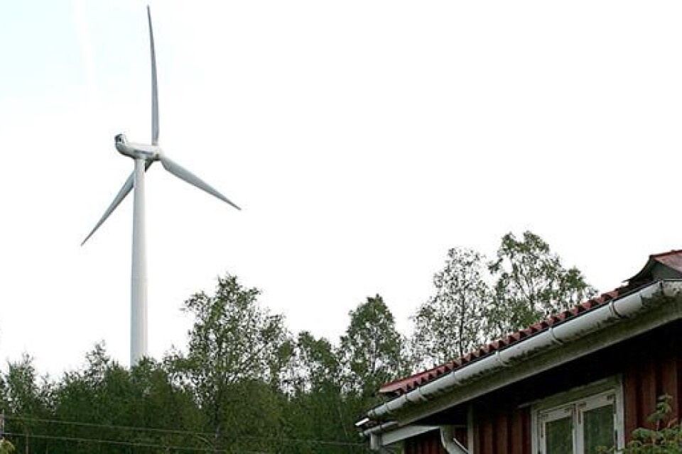 De boende kring vindkraftverket på Stora Hökås i Hyssna tycker att verket kom för nära bostadshusen i området. De kräver nu att den utlovade bullermätningen genomförs.