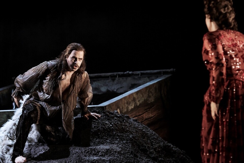 Ola Eliasson som Dracula och Elisabeth Meyer som Mina. Foto: Carl Thorborg