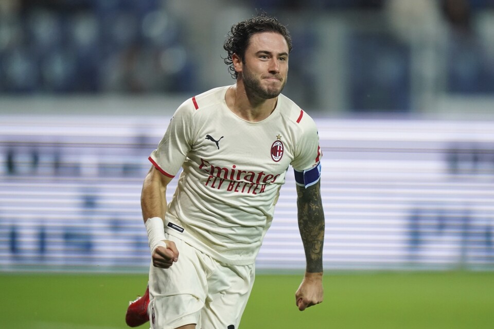 Davide Calabria firar sitt 1–0-mål borta mot Atalanta.