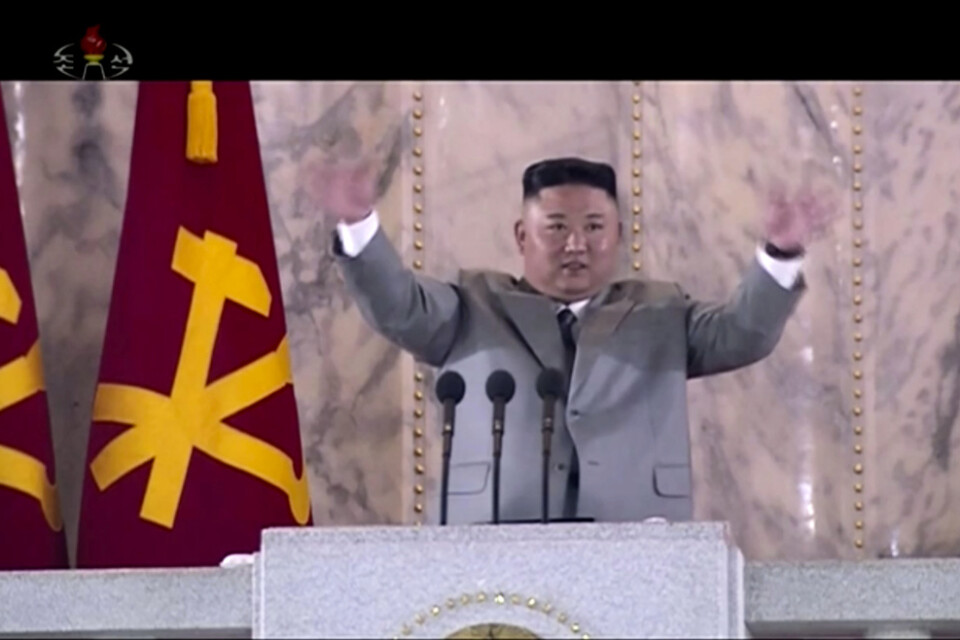 Nordkoreas ledare Kim Jong-Un vid lördagens militärparad.