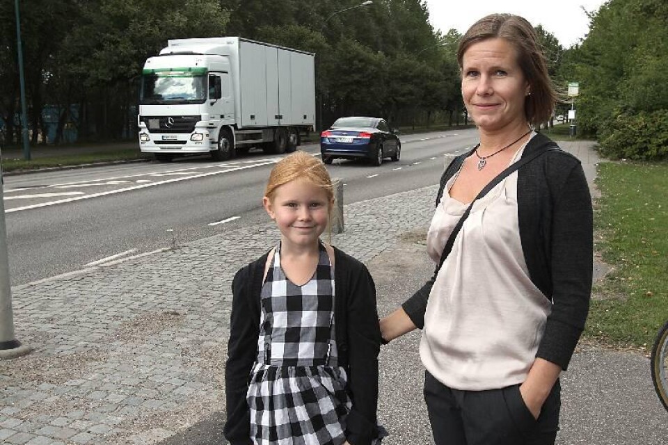 Moa Friis, här tillsammans med mamma Sandra Friis, går i andra klass på Bäckaskolan och måste varje dag korsa Västra ringvägen för att komma till skolan.