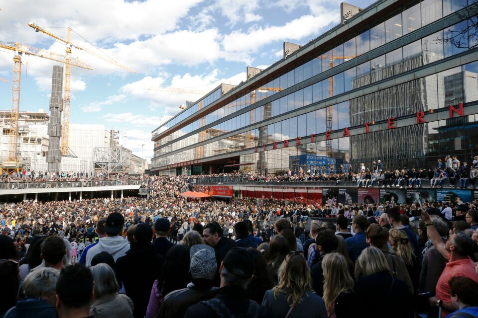 Flera hundra människor samlades på Sergels torg i Stockholm på lördagenför en offentlig minnesstund med anledning av Tim "Avicii" Berglings död. Minnesstunden inleddes med en tyst minut.