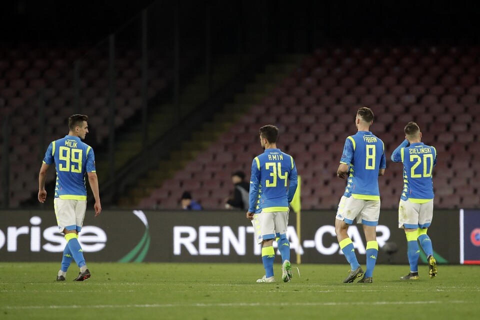 Napolis spelare deppar hemma på San Paolo-stadion i Neapel.