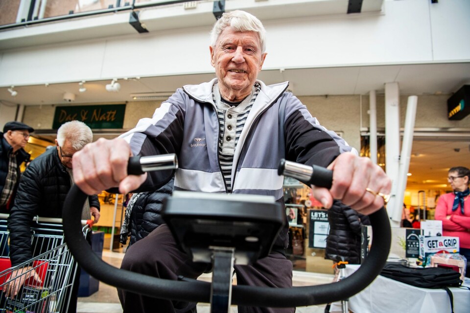 Bernt Holgersson tycker bland annat om att simma och cykla. ”Det är bra motion”, säger han.