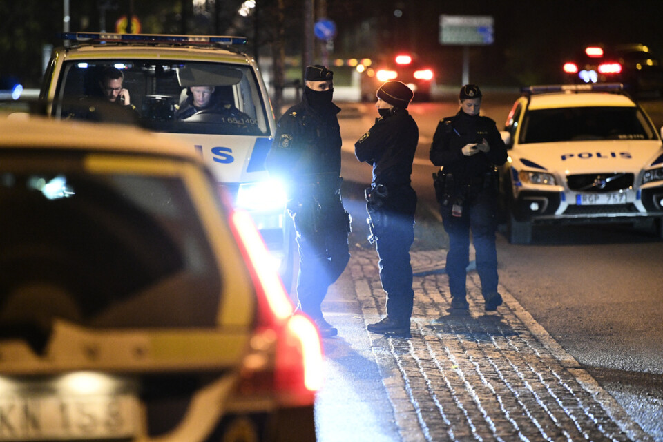 Polis och polisbilar vid Almviksvägen i Hyllie i Malmö, där ett misstänkt grovt brott begåtts enligt polisen.