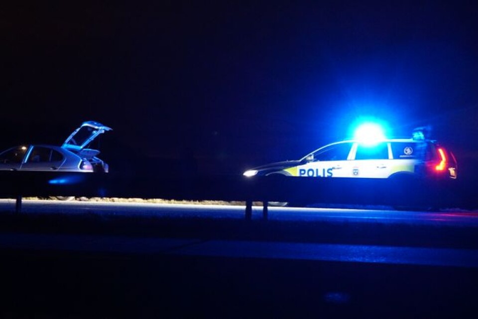 En polispatrull stoppade tre personer i en bil på E 6 mellan Vellinge och Malmö. Trion är misstänkta för stöld.