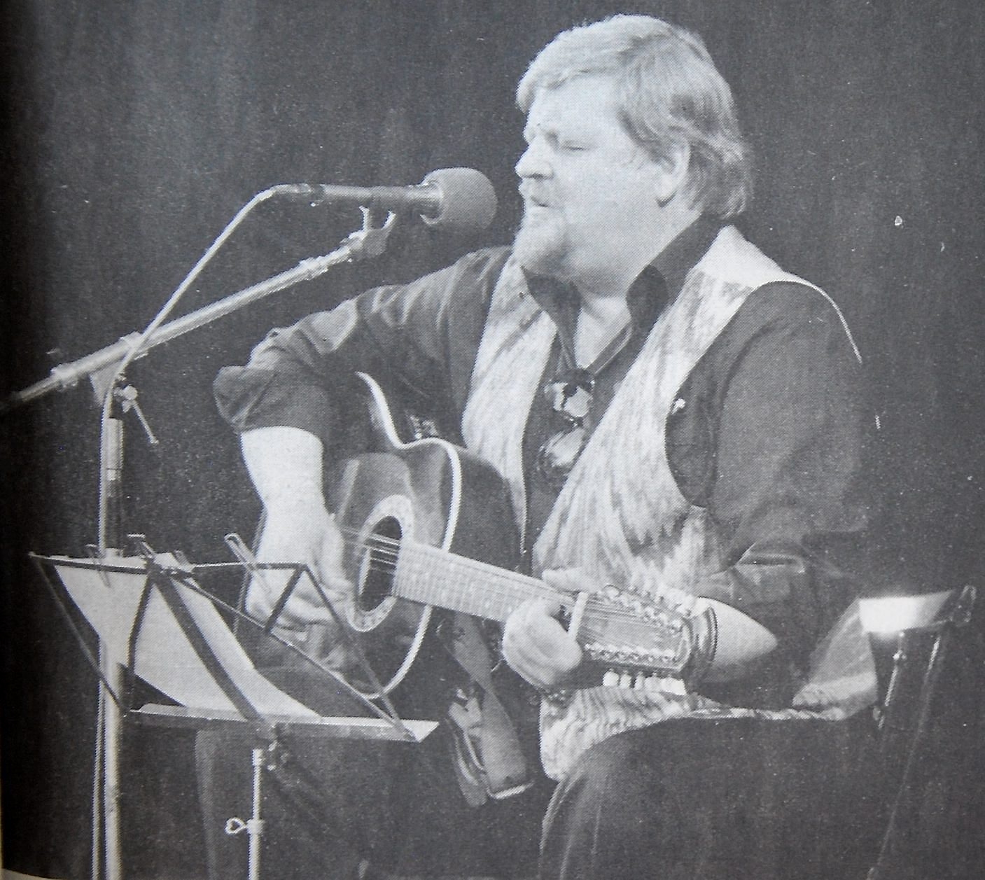 Staffan Percy ensam med en gitarr på scenen.
Arkiv: Mats Stålhammar