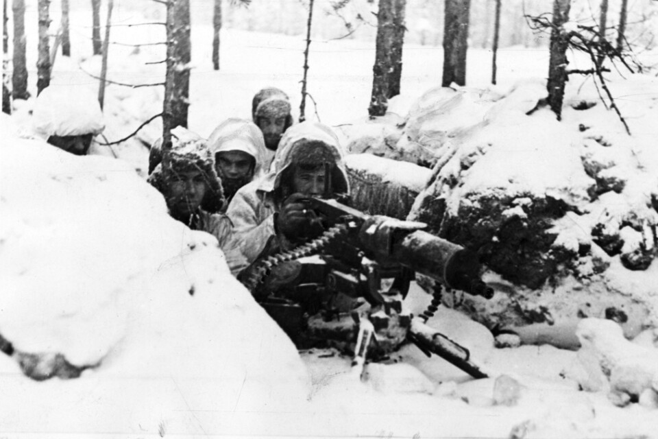 Finska soldater i kulsprutenäste under vinterkriget den 14 februari 1940. Arkivbild.