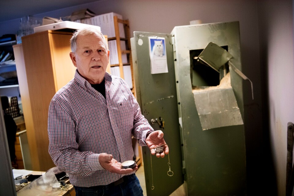 Bengt Norman, ordförande på Karlshamns museum visar upp förödelsen på museet efter helgens inbrott i det historiska kassaskåpet.