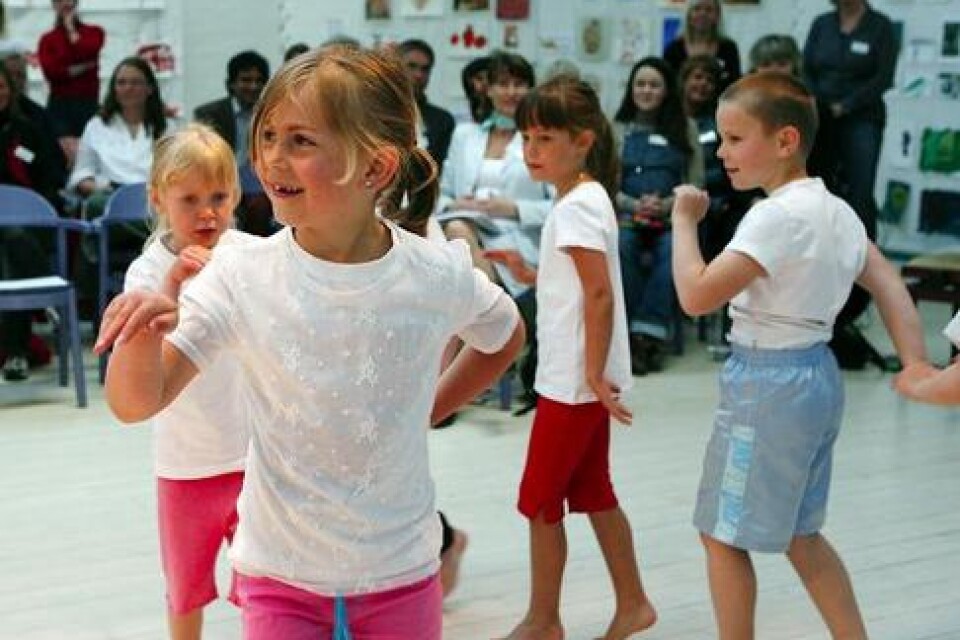 Barn från Sankt Olofs skola stod för en glad dansuppvisning. Bild: Thorsten Persson
