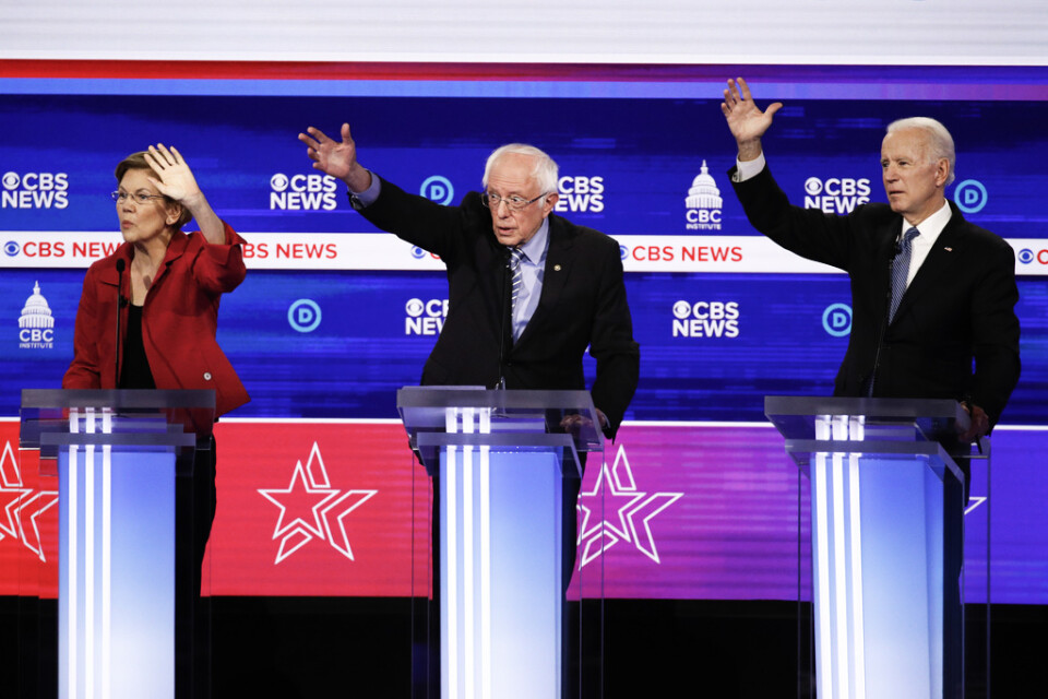 Bland Vermontsenatorn Bernie Sanders (mitten) rivaler i primärvalsprocessen finns bland annat Massachusettssenatorn Elizabeth Warren (till vänster) och den tidigare vicepresidenten Joe Biden (till höger).