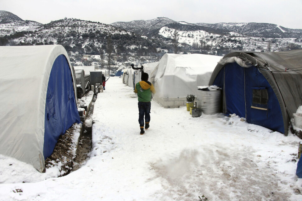 Syriska internflyktingar i ett läger i Idlibprovinsen, nära turkiska gränsen, torsdagen den 13 februari.