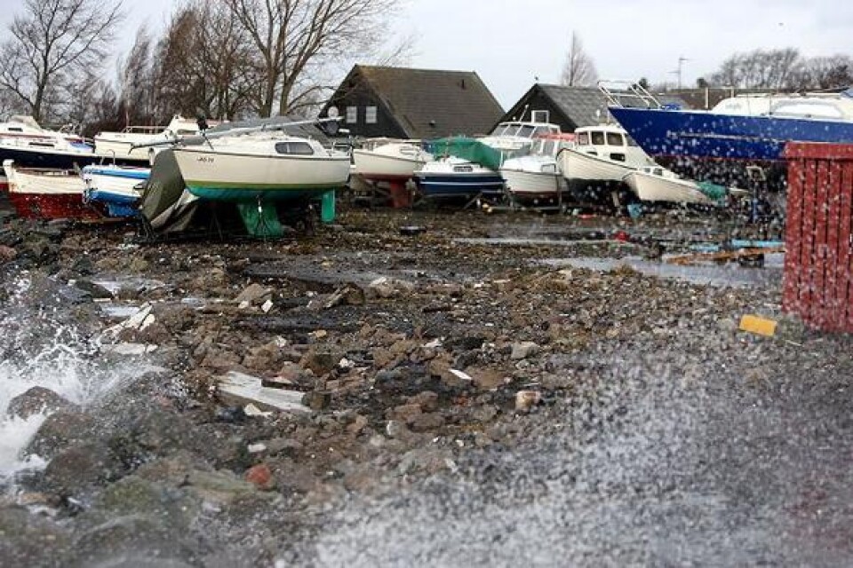Vägen i Gislövs hamn maldes sönder när havet steg i helgen. Båtägare vinglade omkring i den hårda vinden. Bild: Claes Nyberg