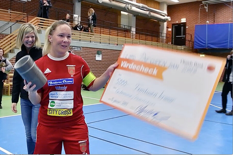 GAIF:s lagkapten Ida Johansson fick ta emot segerbucklan.