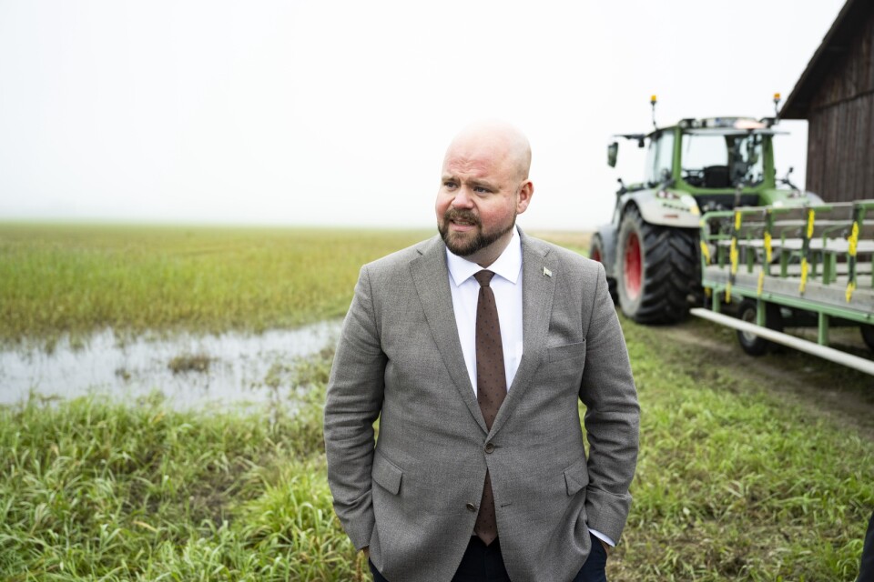 Landsbygdsminister Peter Kullgren (KD) besöker översvämmat lantbruk..