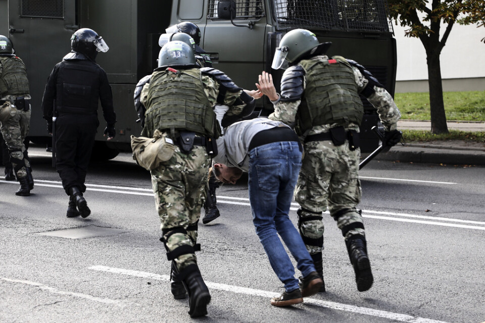 En demonstrant grips i samband med söndagens protester i Minsk, Belarus.